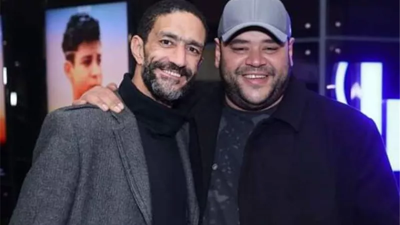 الفنان محمد ممدوح يهنئ خالد كمال بعيد ميلاده الـ٤١