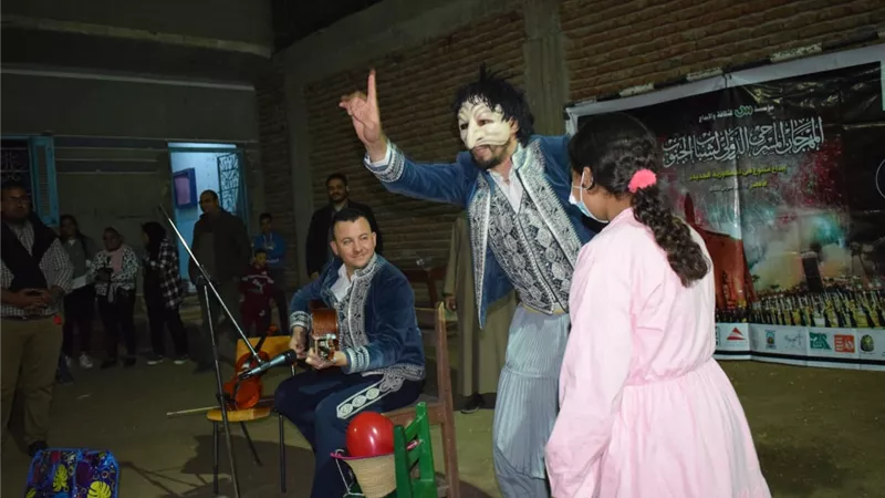بالصور .. مسرح الجنوب يبدأ فعالياته الفنية بقرى حياة كريمة بالأقصر