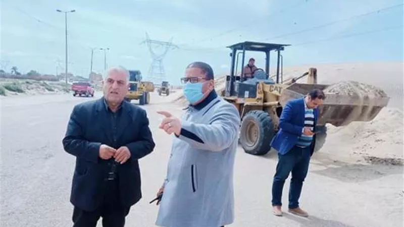 رفع الرمال التي تعيق الحركة علي الطريق الساحلي الدولي