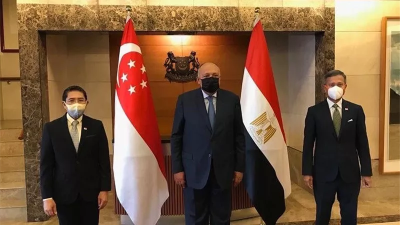 وزير الخارجية يبحث مع نظيره السنغافوري سبل تطوير العلاقات بين البلدين