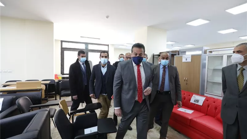 وزير التعليم العالي يتفقد معرض الأثاث المكتبي بجامعة القاهرة الجديدة التكنولوجية