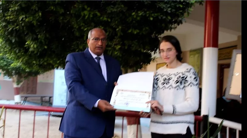 وكيل تعليم بني سويف يكرم طالبة مسيحية تنشد الابتهالات الدينية