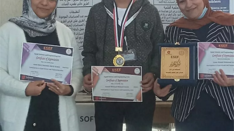 وكيل تعليم بني سويف يهنئ الثاني على مستوى الجمهورية في مسابقة العلوم والهندسة (ISEF)