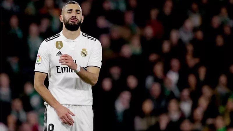بنزيما يغيب عن صفوف ريال مدريد فى مواجهة برشلونة بالدورى الأسبانى