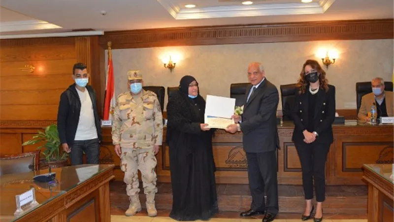 محافظ الجيزة يكرم عددآ من أسر شهداء القوات المسلحة والشرطة من أبناء المحافظة