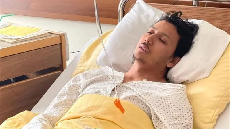 أول ظهور لـ عمرو جمال من النمسا بعد اجراء جراحة الصليبى