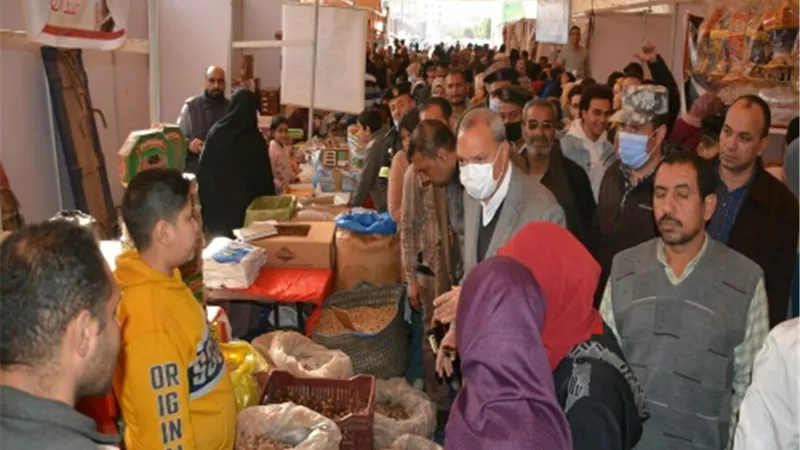 محافظ القليوبية يتفقد معارض السلع التموينية ببنها وطوخ.. ويشدد على تكثيف الحملات الرقابية