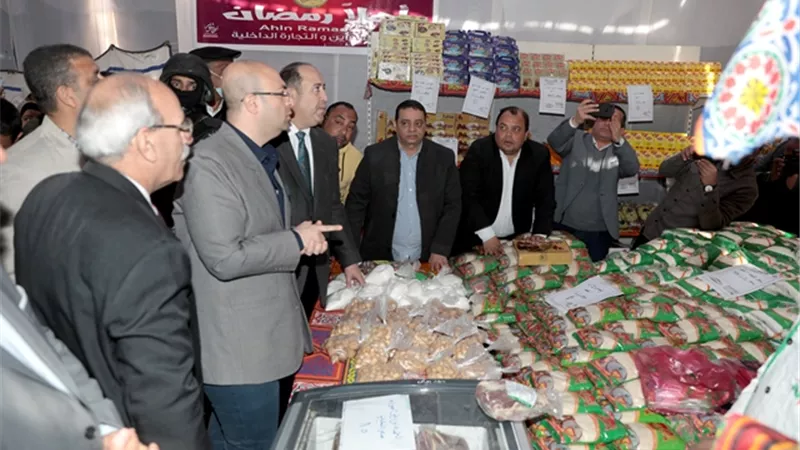 محافظ بني سويف يفتتح معارض 