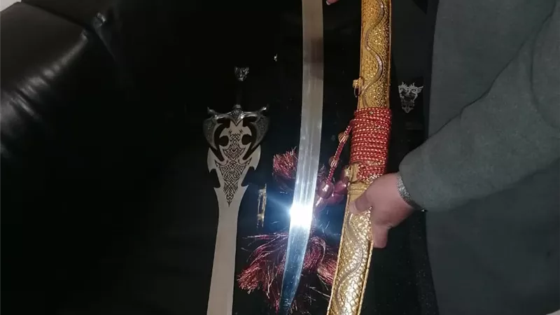 جمارك مطار القاهرة تضبط محاولة تهريب عدد من الأسلحة البيضاء
