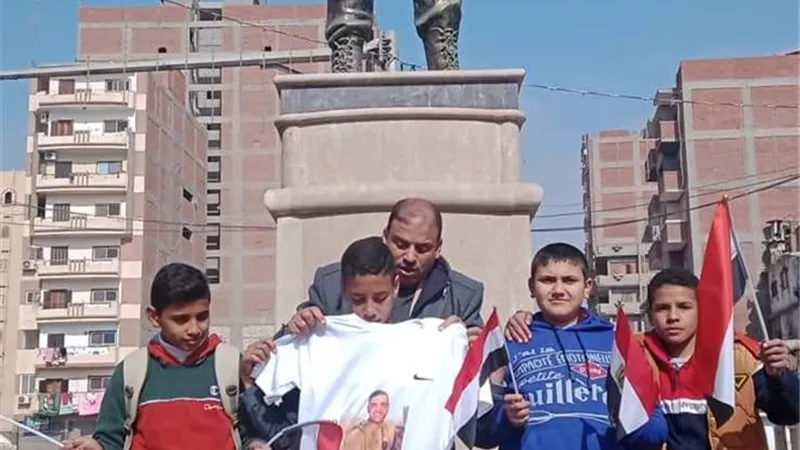 غرسا للوطنية والإنتماء..رحلات مدرسية لتمثال الشهيد أحمد منسي بالشرقية..صور