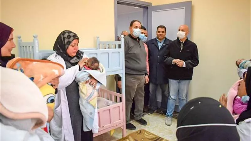 مدير الصحة يشرف على نقل الأطفال لمركز الإيواء فى العاشر من رمضان.. بالصور