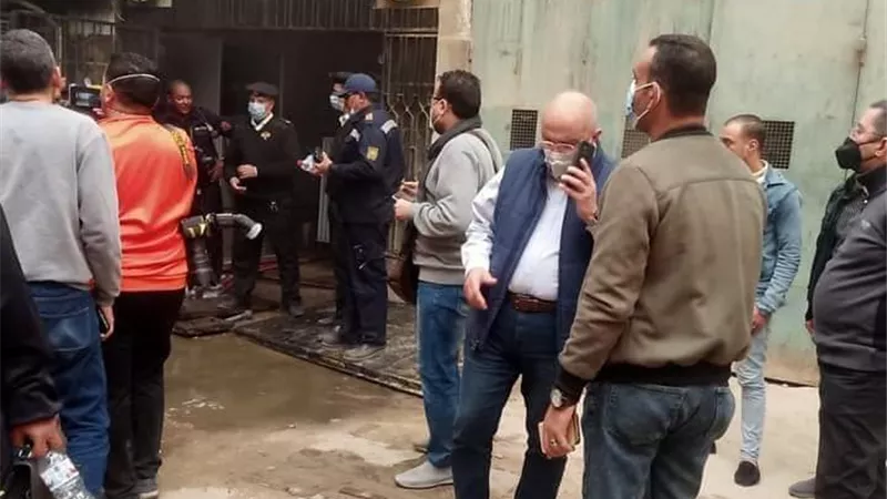 رئيس جامعة أسيوط يتفقد إخماد حريق بغرفة المحولات الكهربائية ..صور
