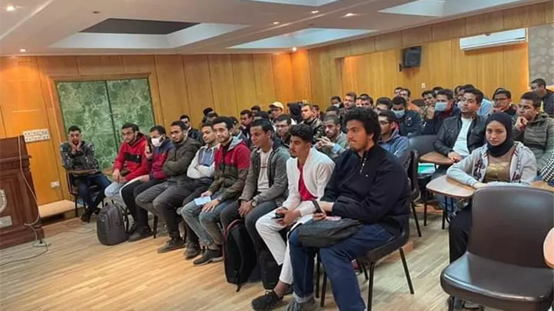 طلاب من أجل مصر بجامعة سوهاج تنظم ندوة عن فرص السفر لتعلم الطب في أمريكا