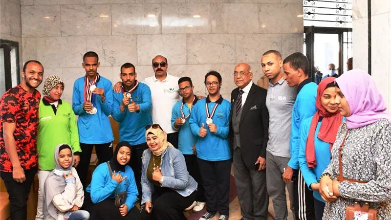محافظ أسوان يلتقى بأبطال نادى ذوى الإحتياجات الخاصة الفائزين بـ 30 ميدالية فى بطولات كأس مصر
