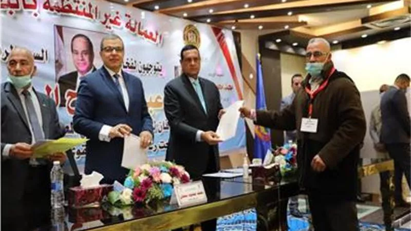 القوى العاملة تعلن تفاصيل إضافة العمالة غير المنتظمة بقطاع الزراعة لـ«التأمين التكافلي»