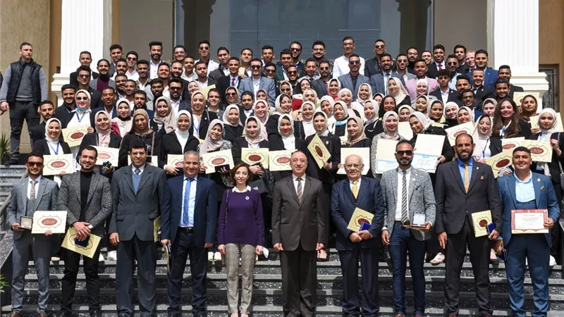 الشريف يُكرم أساتذة وطلاب قسم الجغرافيا بآداب جامعة الاسكندرية