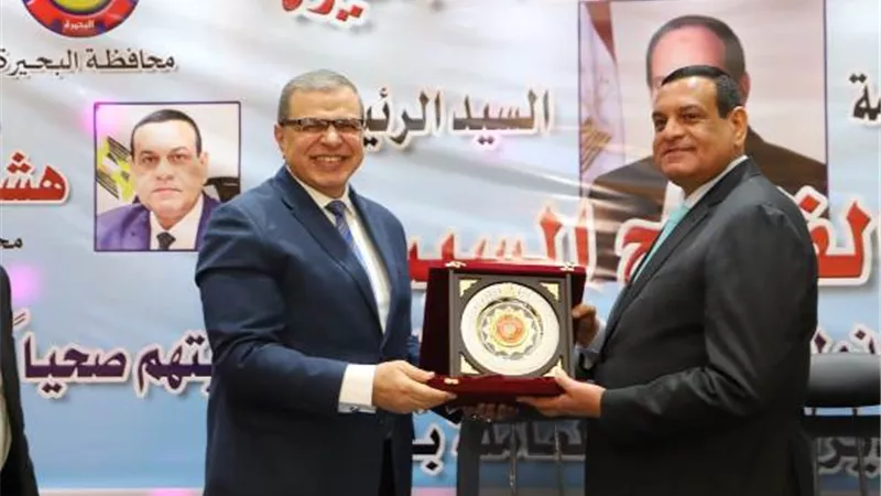 خلال حفل تسليم عقود ذوي الهمم .. وزير القوى العاملة ومحافظ البحيرة يتبادلان الدروع