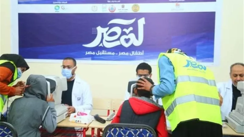 الكشف على 2937 طالب ضمن مبادرة دعم صحة أطفال المدارس فى قنا