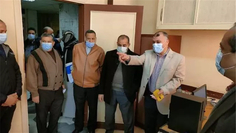 مدير التأمين الصحى بالشرقية يفاجئ العاملين باللجنة الطبية العامة.. بالصور