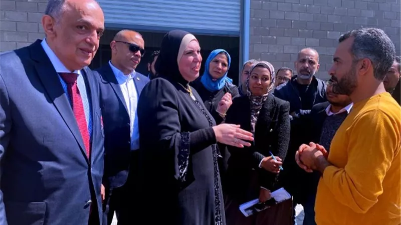 فى زيارة مفاجئة .. وزيرة التجارة والصناعة تتفقد مجمع الصناعات الصغيرة بالغردقة