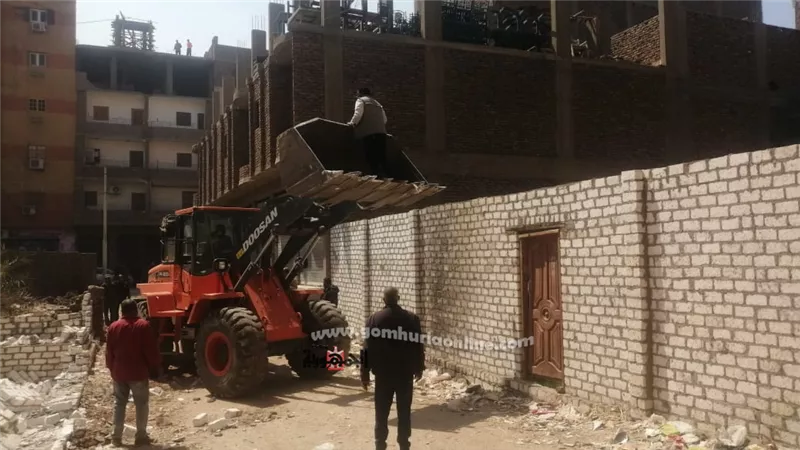 إزالة ٥ حالات تعدى بالبناء بدون ترخيص بحى جنوب الأقصر