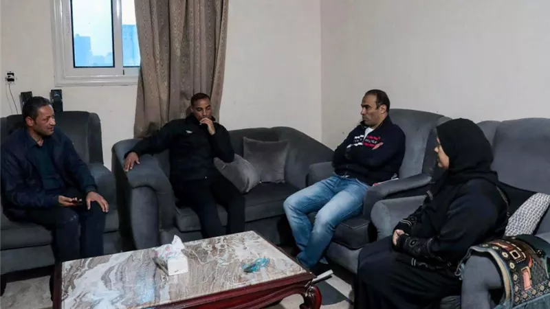 وفد الأهلي يزور أسرة زياد إيهاب.. والخطيب يؤكد: النادي لن يتخلى عن أبنائه