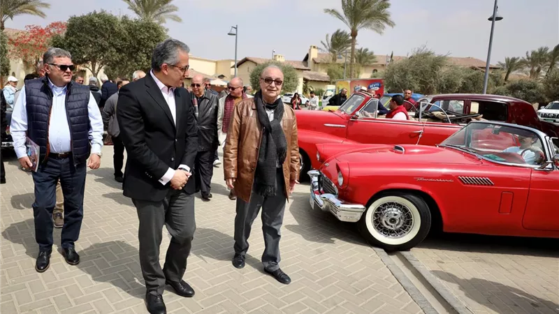 وزير السياحة يشارك في افتتاح فعاليات كرنفال السيارات التاريخية والكلاسيكية