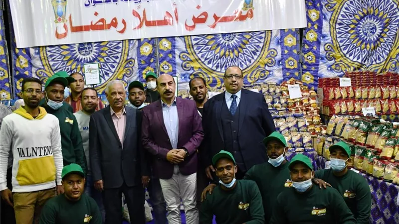 محافظ أسوان يفتتح معرض 