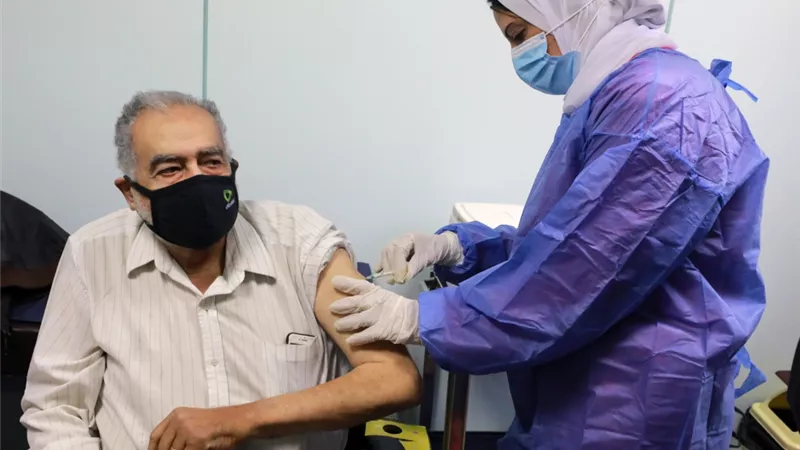 بالفيديو .. تطعيم كبار السن بجرعات اللقاح فى الفيوم ضمن حملة طرق الأبواب