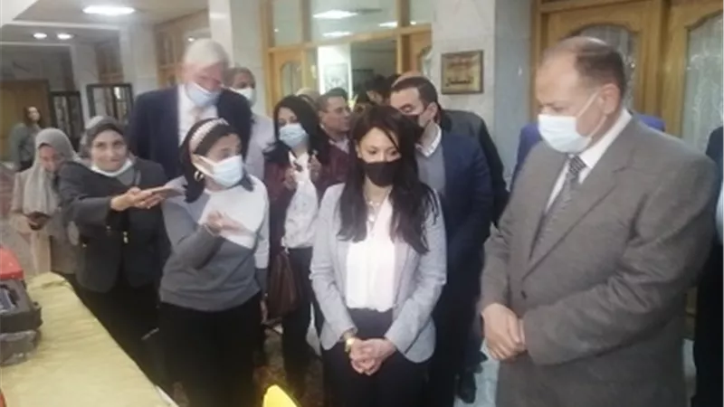 وزيرة التعاون الدولي تتفقد مدرسة المتفوقين ومعرض المتغيرات المكانية بأسيوط