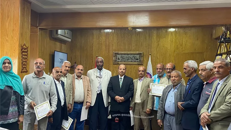 وكيل وزارة التعليم بقنا يكرم عدد من المعلمين