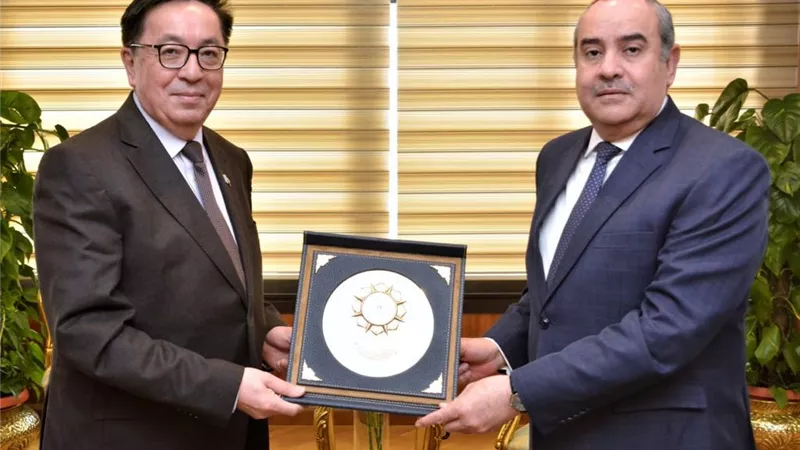 وزير الطيران يبحث مع سفير كازاخستان تعزيز التعاون في النقل الجوي