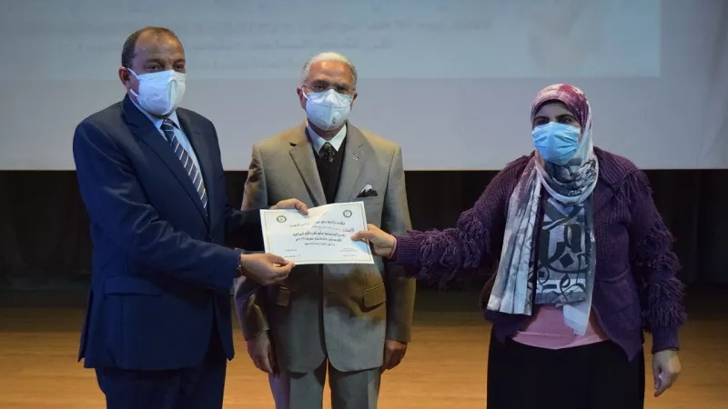 رئيس جامعة بني سويف يشهد احتفالية الأم المثالية