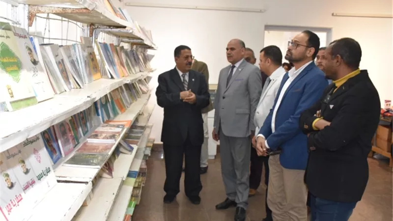 رئيس جامعة الأقصر يفتتح معرض الكتاب بكلية الفنون الجميلة