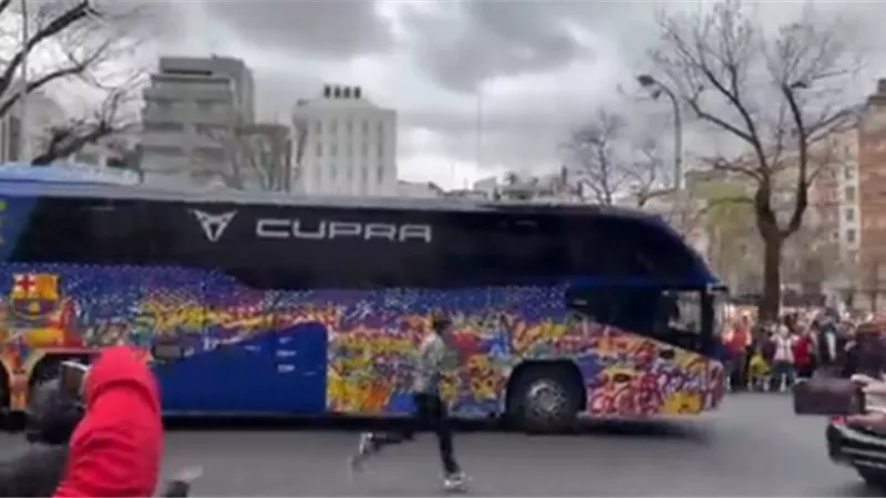 كلاسيكو الأرض.. تأخر حافلة برشلونة بسبب الفوضى وشغب الجماهير