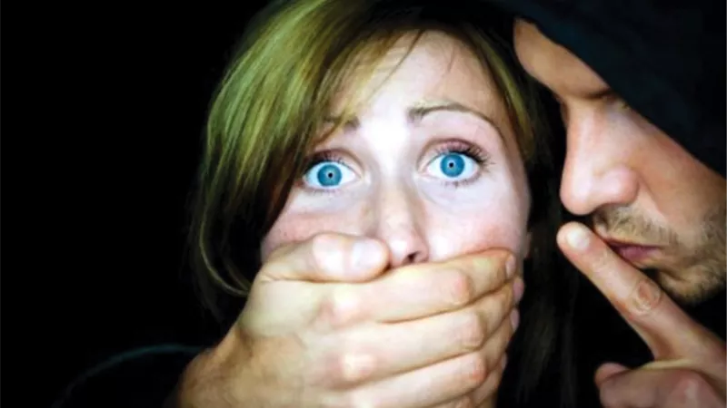 اعتقد أنها زوجته.. يختطف امرأة بالخطأ ويضعها في صندوق سيارته