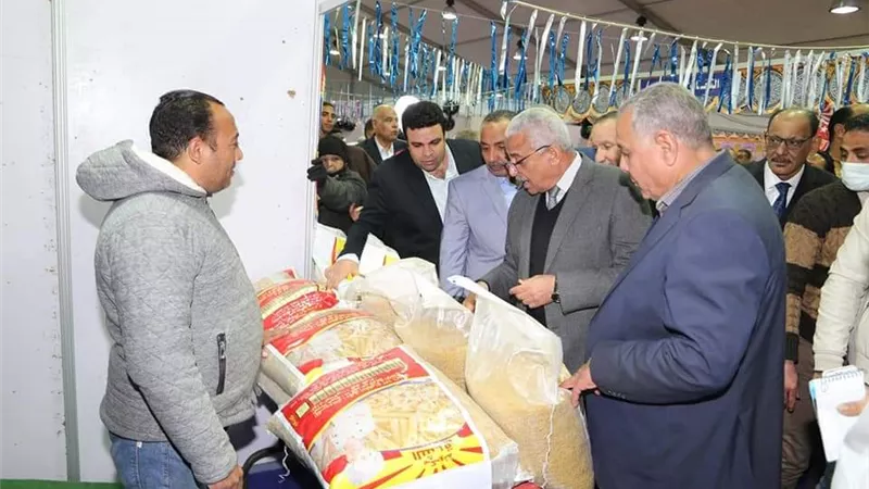 بتخفيضات ٣٠% علي جميع السلع الغذائية: محافظ السويس يفتتح معرض أهلا رمضان