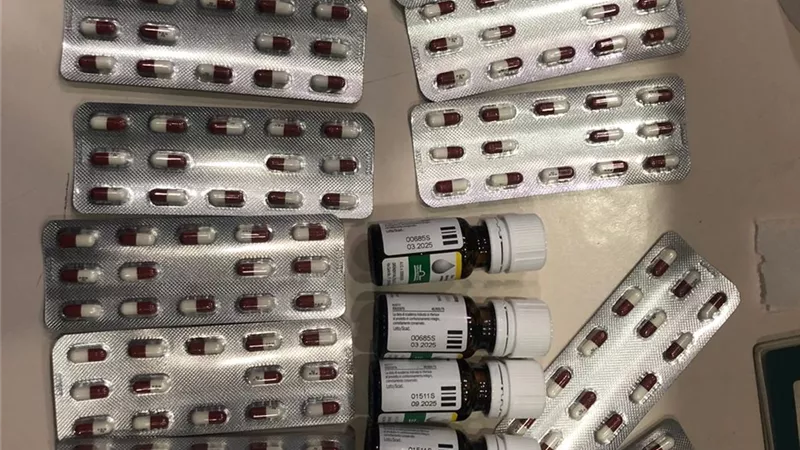 ضبط راكب يحاول تهريب أقراص وزجاجات مخدرة