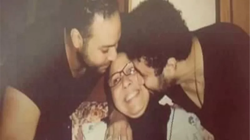 محمد عز يهنئ والدته بعيد الأم: 