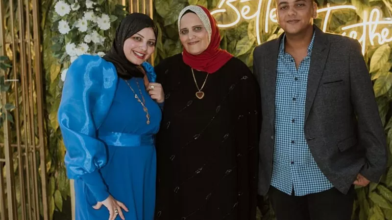 الأم المثالية بالبحرالأحمر أرملة منذ 26 عاما ورفضت الزواج لتربية ابنيها