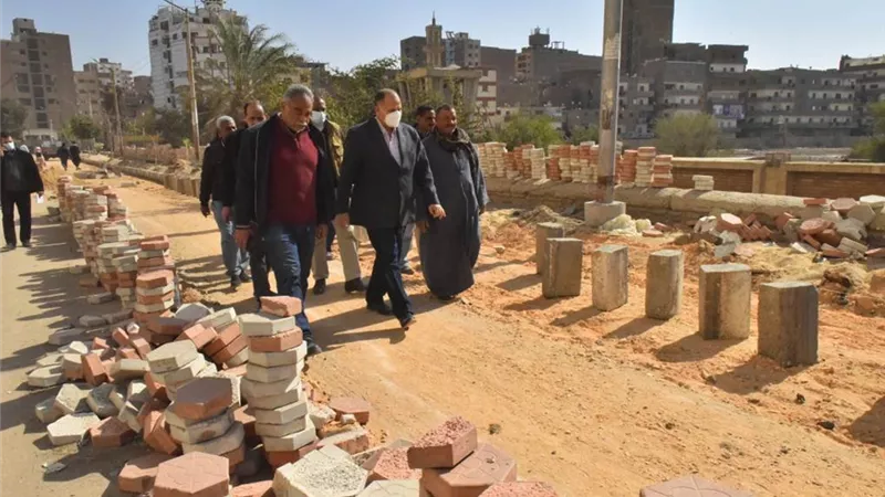 محافظ أسيوط يتفقد أعمال التطوير واستكمال رصف منطقة البيسري وأمام المستشفى الجامعي