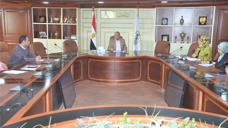 سكرتير عام بنى سويف يبحث الموقف المالي والتنفيذي لمبادرة 