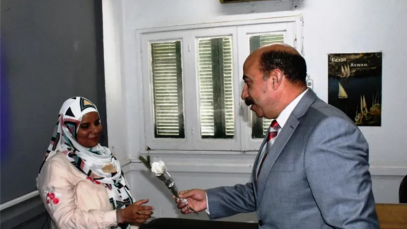 محافظ أسوان يوزع باقات الورود على النماذج العاملة من السيدات بالديوان العام