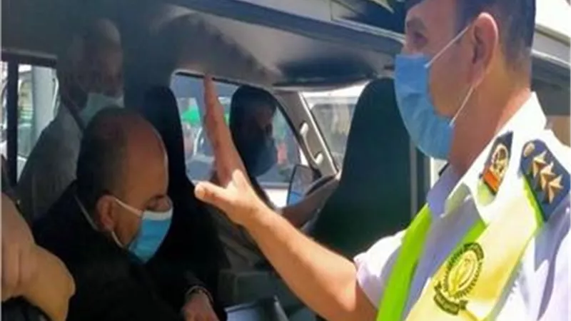 لعدم ارتداء الكمامة ... الداخلية تحيل 35 شخصا للنيابة العامة
