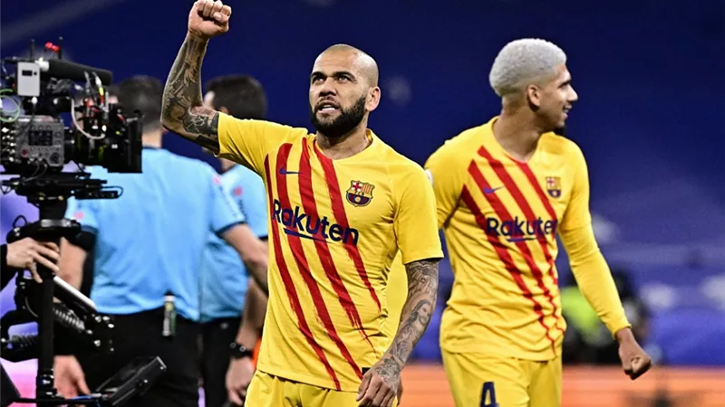 داني ألفيس يواصل تحطيم الارقام القياسية مع برشلونة بعد الفوز على ريال مدريد