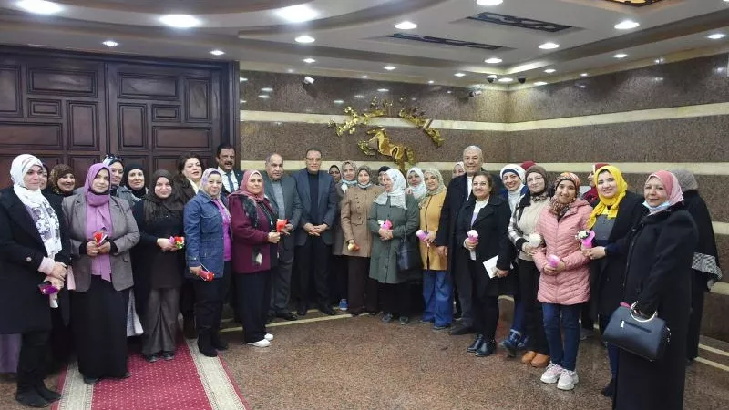 محافظ الشرقية يُهدي الأمهات بالديوان العام باقات من الورود