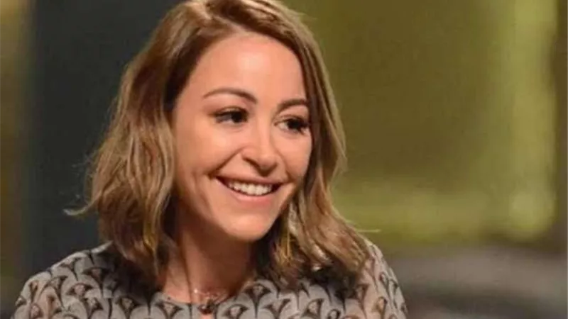 منه شلبى تبكى على ابنها بعد خطفه . اعرف التفاصيل