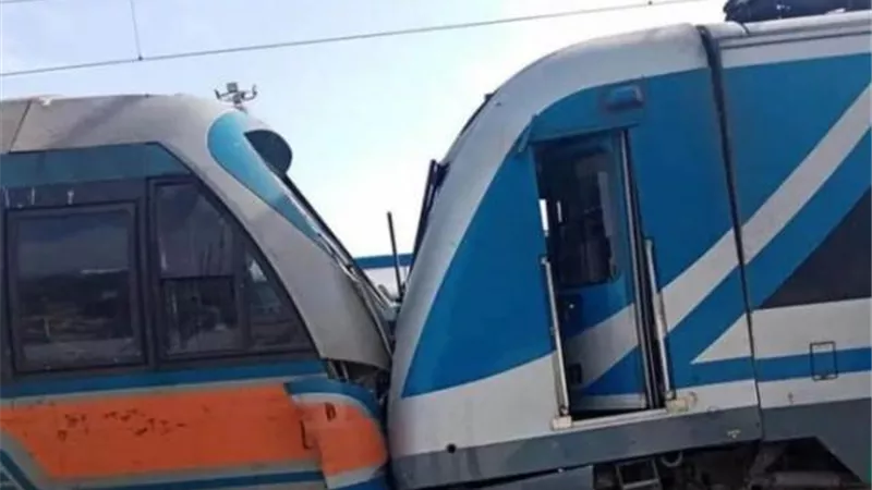 تفاصيل حادث تصادم بين قطارين فى تونس