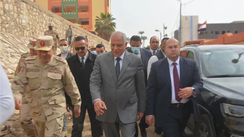 محافظ الجيزة وقائد المنطقة المركزية العسكرية يتفقدان مشروعات مبادرة حياه كريمة فى مركز ومدينة الصف