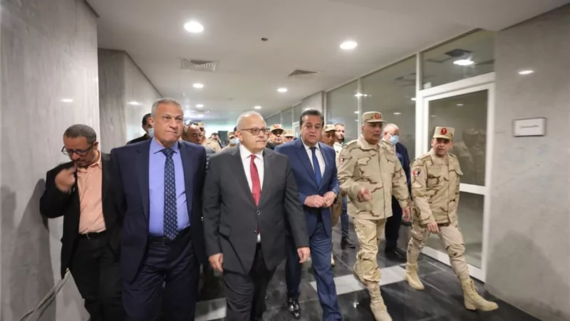 وزير التعليم العالى ورئيس جامعة القاهرة يتفقدان إنشاءات المعهد القومي الجديد للأورام..صور